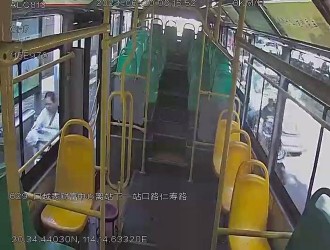 女騎手被追尾受傷 公交司機下車攔截肇事者