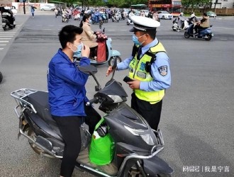 女子帶電動車上公交遭拒竟打電話“走后門”，司機：誰也不認